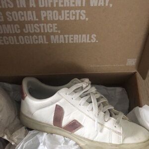 Veja Campo Women’s sneaker in pink accent colour